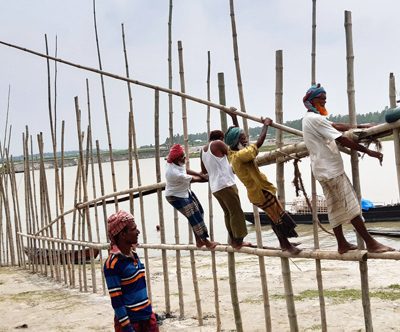 নদী ভাঙ্গন প্রতিরোধে বাঁশের ছটকা নির্মাণ